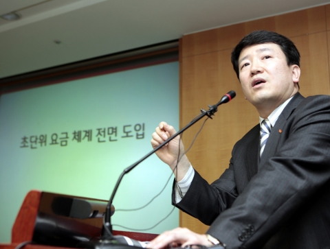 SK텔레콤 이순건 마케팅전략본부장이 24일 오전 11시 SKT타워에서 열린 기자간담회에서 초단위 요금체계 국내 최초 도입 관련 발표를 하고 있다.