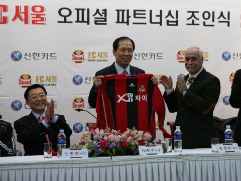 신한카드가 '10, '11 시즌에도 FC서울의 공식 스폰서로 활동하기로 하고 이에 관한 조인식을 25일 서울 월드컵경기장에서 열었다. 빙가다 FC서울 감독(오른쪽