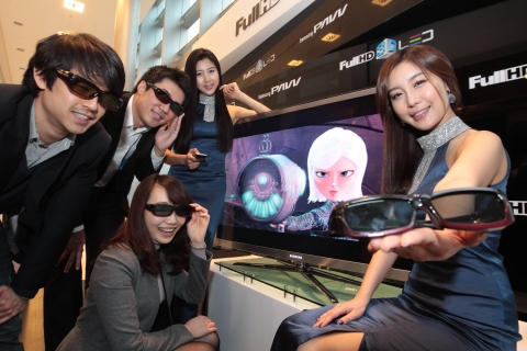 삼성전자 홍보도우미와 직원들이 세계 최초로 출시한 3D LED TV를 직접 시연해 보이고 있다.
