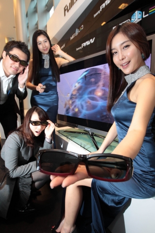 삼성전자 홍보도우미와 직원들이 세계 최초로 출시한 3D LED TV를 직접 시연해 보이고 있다.