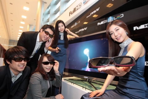 삼성전자 홍보도우미와 직원들이 세계 최초로 출시한 3D LED TV를 직접 시연해 보이고 있다.