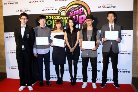 LG전자가 신학기 새 출발을 앞둔 신세대 고객들을 위한 ‘엑스노트(XNOTE) 스타일 코디쇼’를 열었다.  배우 신민아 씨를 비론 스타일리스트 및 메이크업 아티스티가 멘토로 참여해 100여 명의 참가자들에게 면접?미팅 등 상황별 코디법 및 자신만의 스타일을 만들 수 있는 노하우를 강연했다. 사진은 XNOTE 광고 모델이자 국내 최고의 스타일 아이콘으로 인정받고 있는 배우 신민아 씨가 자신의 세련된 스타일 만들기 노하우를 공개한 후 펜들과 기념촬영을 하고 있다.