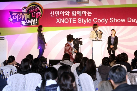 메이크업 아티스트 박태윤 씨가 참가자들에게 상황별 화장법을 설명하고 있다.