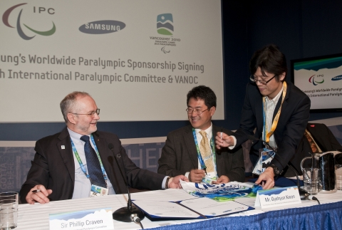 Sir Philip Craven, President of the International Paralympic Committee (IPC) and Gyehyun Kwon, Vice President and Head of Worldwide Sports Marketing for Samsung Electronics sign the agreement for Samsung Electronics to be a Worldwide Paralympic Partner of the IPC and an Official Sponsor of the Vancouver 2010 Paralympic Winter Games.