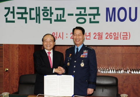 건국대와 공군은 26일 오전 건국대 본관에서 IT와 섬유의류기술을 융합한 3D 아바타 기술을 활용한 공군 군복 등 피복물자 개선에 관한 상호 협력 협약(MOU)을 체결했다. 오 명