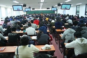 ▲ 필기시험을 50여일 앞둔 수험생들의 문제풀이에 집중하고 있다.