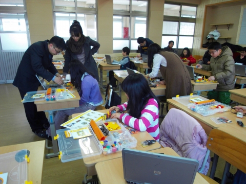 교육용 로봇을 활용한 STEM(과학,기술,공학,수학) 통합교육 장면