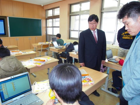 홍동초등학교 조인복 교장 시범수업 참관 모습