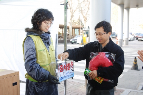 헌혈을 마친 위러브유운동본부 회원이 헌혈증을 기증하고 있다.