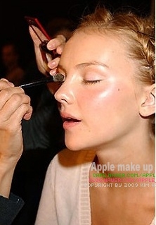 자연스러운 크림색 아이섀도우를 눈두덩이에 고르게 펴 바른다.