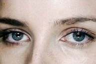 마스카라를 한 올 한 올 꼼꼼하게 발라 길고 풍성한 속눈썹을 연출한다.