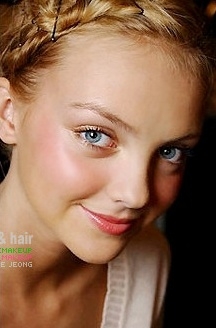 한듯 안한듯 투명한 피부톤과 은은한 볼터치로 내츄럴 메이크업 완성!