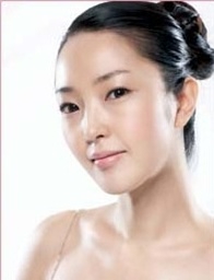 매끄럽고 세련된 윤기가 흐르는 반짝이는 윤광 메이크업 완성