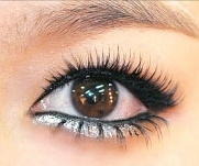 마스카라를 꼼꼼하게 바른 후 언더라인에 펄감이 있는 섀도우를 발라 포인트를 준다.