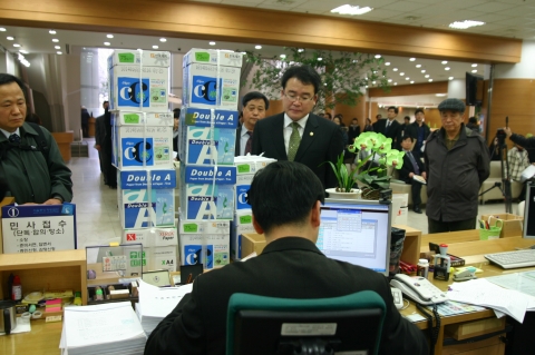 접수창구에 소장을 접수하는 홍영균 공동소송대리인단장
