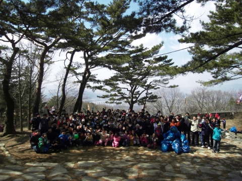 위러브유 회원들이 남한산성 정상 수호장대에서 클린월드운동을 마치고 기념촬영을 하고 있다.