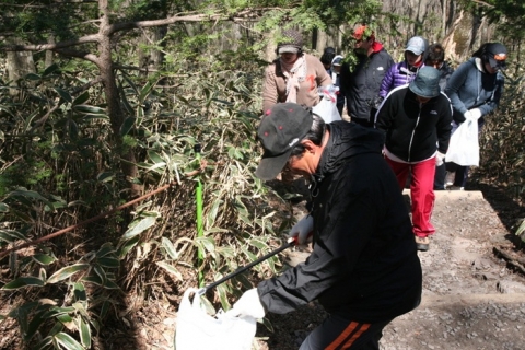 한라산에서 제주지역 위러브유 회원들이 깨끗한 공기를 만들기 위한 클린월드운동을 하고 있다.