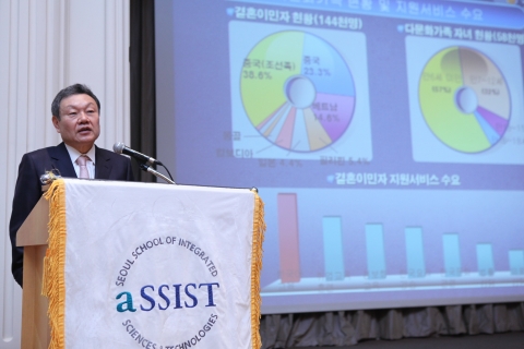 10일 열린 서울과학종합대학원 조찬세미나에서 어윤대 국가브랜드위원회 위원장이 &#039;국가브랜드가 경쟁력이다&#039;를 주제로 강연하고 있다.