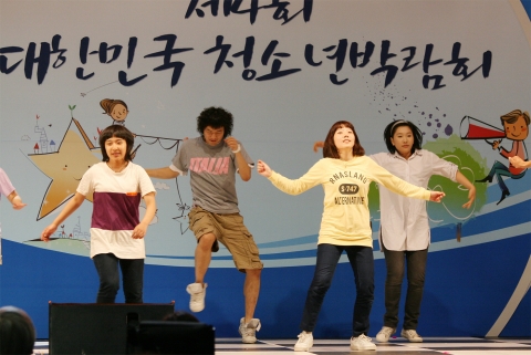 2008년도에 광주광역시 김대중컨벤션센터에서 열렸던 제4회 대한민국 청소년박람회 청소년문화예술대전에서 댄스부분 참가청소년들이 열연을 하고 있다.(6월 1일)