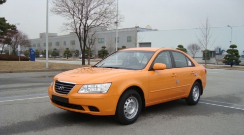 현대자동차사가 생산하는 꽃담황토색(Seoul Orange) 택시