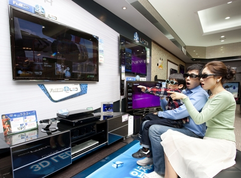 지난 주말(28일) 서울 도곡동에 위치한 삼성전자 디지털프라자를 방문한 한 가족이 삼성전자의 세계 최초 풀HD 3D LED TV 신제품을 가볍고 착용감 좋은 3D 안경으로 직접 현실보다 더 실감나는 입체화질을 즐기고 있다.