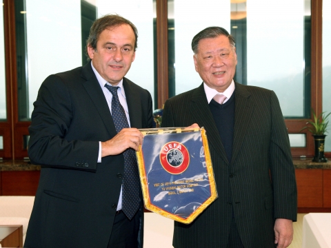 현대ㆍ기아차는 2일(화) 오전 양재동 본사에서 ‘UEFA 유로 공식 후원 조인식’을 갖고, ‘UEFA 유로’ 축구대회를 2017년까지 공식 후원한다고 밝혔다. 조인식에 앞서 미셸 