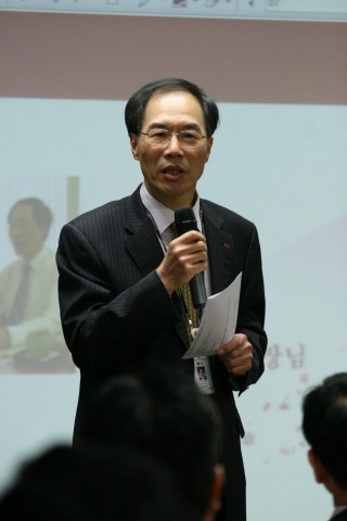 LG전자가 5개월 동안 특허학교인 ‘IP(Intellectual Property)스쿨’을 운영한다. 2일 개강식이 열린 서울 서초구 우면R&D캠퍼스에서 특허센터장 이정환 부사장이 