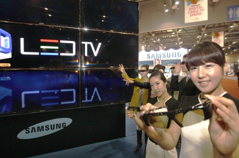 관람객들이 실제로 풀HD 3D LED TV로 구성된 3D 큐브로 생생하고 실감나는 입체 영상을 감상하고 있다.