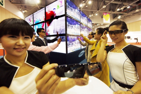 관람객들이 실제로 풀HD 3D LED TV로 구성된 3D 큐브로 생생하고 실감나는 입체 영상을 감상하고 있다.