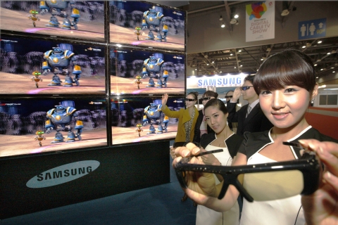 관람객들이 실제로 풀HD 3D LED TV로 구성된 3D 큐브로 생생하고 실감나는 입체 영상을 감상하고 있다.