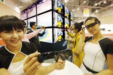 관람객들이 실제로 풀HD 3D LED TV로 구성된 3D 큐브로 생생하고 실감나는 입체 영상을 감상하고 있다.