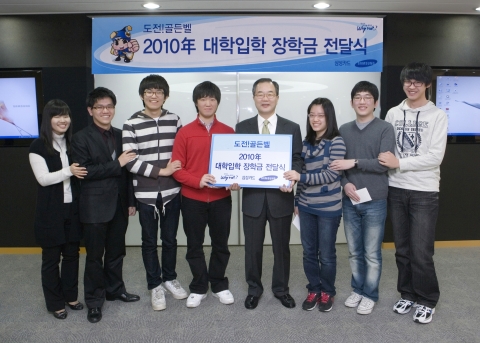 삼성카드는 3월 2일, 중구 태평로 삼성본관 27층 삼성카드 임원회의실에서 최도석 부회장(왼쪽 다섯번째)과 골든벨 장학생 출신 삼성카드 직원들이 참석한 가운데 올해 대학 입학을 앞