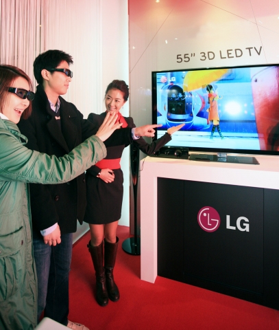 LG전자 홍보모델이 3일 고양시 킨텍스에서 개막한 디지털케이블TV 쇼에서 풀 LED 방식의 55인치 3D LED LCD TV를 관람객들에게 소개하고 있다.