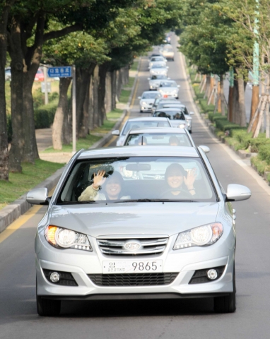 2009년 12월 12~13일, 이벤트에 당첨된 고객들이 ‘아반떼 LPi 하이브리드’로 제주 올레길을 드라이빙 하고 있는 모습