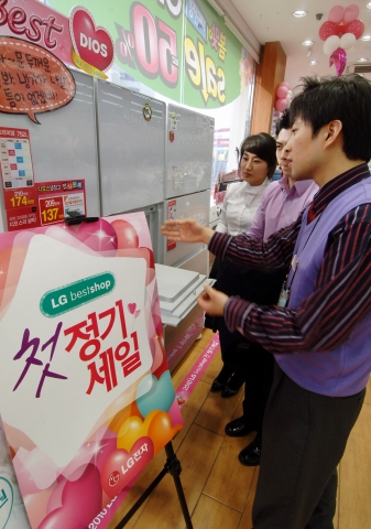 'LG 베스트샵'을 찾은 고객이 매장직원(맨 오른쪽)으로부터 제품 설명을 듣고 있다. LG전자는 3월 5일부터 4월 4일까지 전국 주요 매장에서 ‘LG 베스트샵 