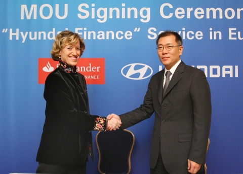 현대자동차는 3일(현지시각) 스위스 제네바에서 정의선 현대차 부회장(사진 오른쪽), 마그다 살라리치(Magda Salarich) 산탄테르 소비자금융(Santander Consume