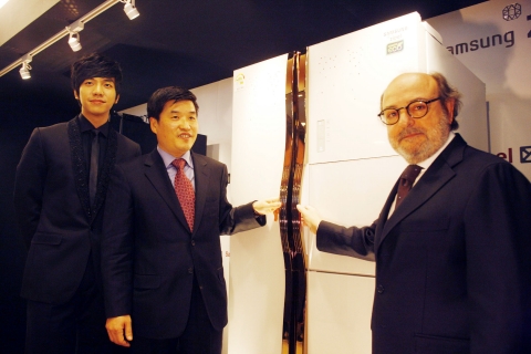 3월 4일, 삼성전자 서초사옥 다목적홀에서 진행된 삼성전자 지펠 마시모 주끼 냉장고 신제품 발표회장에서 지펠 광고 모델 이승기, 삼성전자 생활가전사업부장 홍창완 부사장, 디자이너 마시모 주끼가 신제품을 선보이고 있다.  (사진 왼쪽부터)