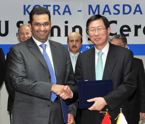 KOTRA 조환익 사장(오른쪽)과 마스다르社 사장 술탄 아흐메드 알 자베르(왼쪽)이 MOU 체결 후 악수를 하고 있다.