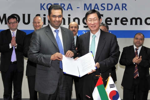 KOTRA 조환익 사장(오른쪽)과 마스다르社 사장 술탄 아흐메드 알 자베르(왼쪽)이 MOU 체결 후 기념촬영을 하고 있다.