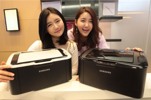 삼성전자 모델이 삼성전자 홍보관 딜라이트에서 신제품 세계 최소형 모노레이저 프린터를 선보이고 있다.