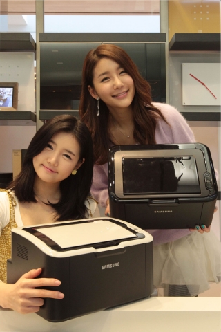 삼성전자 모델이 삼성전자 홍보관 딜라이트에서 신제품 세계 최소형 모노레이저 프린터를 선보이고 있다.