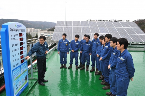 현대중공업 기술교육원에서 기술연수생들이 태양광발전시스템의 작동 원리를 배우고 있다.