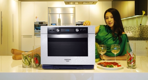 삼성전자 모델이 논현동 삼성 솔루션전시장에서 2010년형 지펠 스마트오븐을 선보이고 있다.