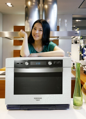 삼성전자 모델이 논현동 삼성 솔루션전시장에서 2010년형 지펠 스마트오븐을 선보이고 있다.