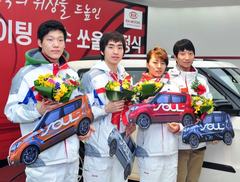 기아자동차는 9일 압구정 기아차 국내영업본부에서 밴쿠버 동계올림픽 스피드 스케이팅 금메달리스트 3명과 국내 빙상계의 맏형 이규혁 선수에게 쏘울을 전달하는 ‘기아차 스피드스케팅 선수
