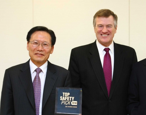 현대기아자동차(회장 정몽구)는 9일 서울 양재동 본사에서 지난 2월 IIHS社의 ‘최고 안전한 차(Top Safety Pick)’에 선정된 쏘나타에 대한 시상 후 기념 촬영을 한 