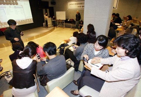 9일 목동 현대백화점에서 수강생들이 스마트폰 교육을 받고 있는 모습