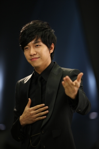 이승기, 블랙 슈트로 최고의 매력 발산