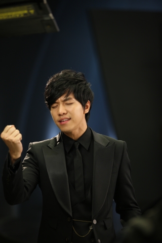 이승기, 블랙 슈트로 최고의 매력 발산