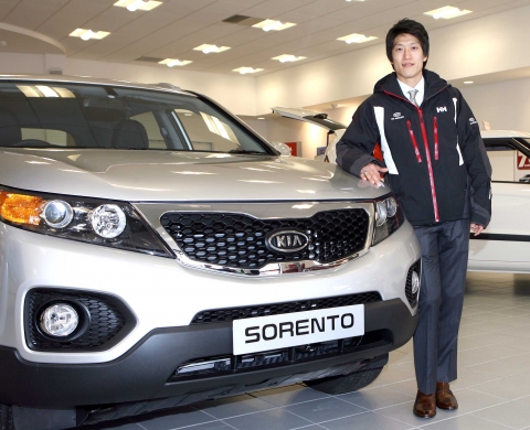 기아자동차는 잉글랜드 프로축구 무대에서 최고의 활약을 펼치고 있는 이청용 선수 (22, 볼턴 원더러스)를 영국내 기아차 홍보대사로 위촉하고 현지 활동시 이용할 차량으로 『쏘렌토R』